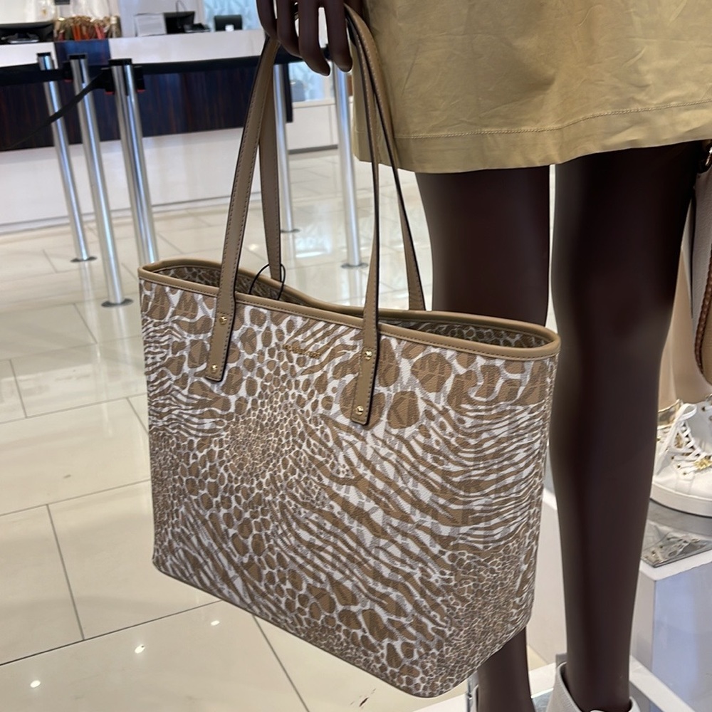 Michael Kors, this Carter Signature Animal Print Semi Lux Open Tote Handbag 
NWT - Picture 4 of 16